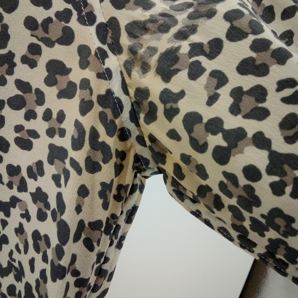 Damaged Equipment 100% Silk White Black Leopard Button Down Blouse XS Material - Picture 6 of 9